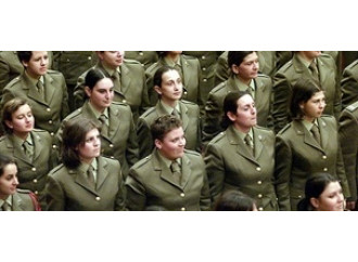 Donne soldato,
l'illusione della parità